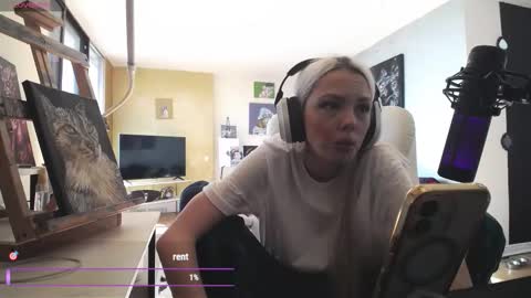 stage Kylie Sinner  brand CLITBAIT online show from March 2026 07:32:01 PM