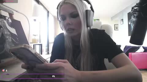 stage Kylie Sinner  brand CLITBAIT online show from April 2026 04:00:01 PM