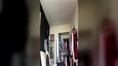 stage Kylie Sinner  brand CLITBAIT online show from June 2026 08:02:01 PM