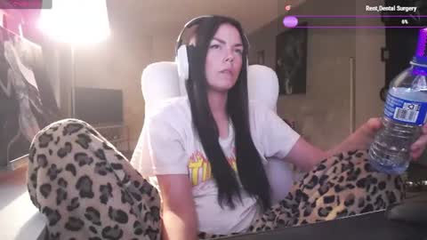 stage Kylie Sinner  brand CLITBAIT online show from June 2026 03:25:01 AM