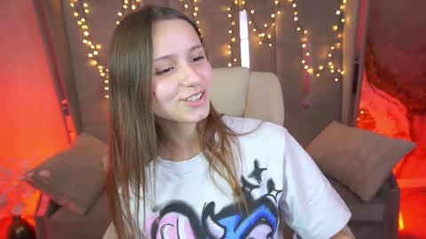 tinynataliee online show from April 2026 12:43:01 PM
