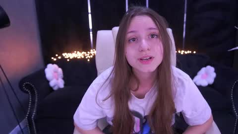 tinynataliee online show from April 2026 02:01:01 PM