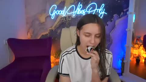 tinynataliee online show from June 2026 07:46:01 AM