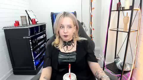 Snapshot of tollimoll chatting on December 2024 12:18:02 PM Tolli Moll online show from December 2024 12:18:02 PM