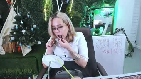 Snapshot of tollimoll chatting on December 2024 01:18:02 PM Tolli Moll online show from December 2024 01:18:02 PM