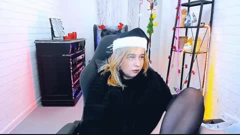 Snapshot of tollimoll chatting on December 2024 12:23:02 PM Tolli Moll online show from December 2024 12:23:02 PM