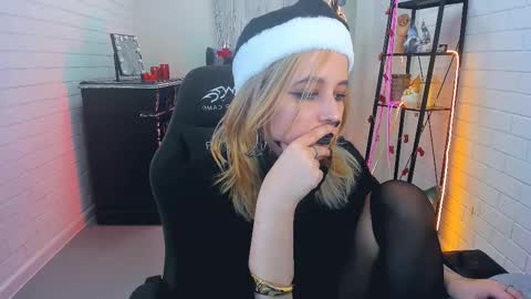 Snapshot of tollimoll chatting on December 2024 12:13:02 PM Tolli Moll online show from December 2024 12:13:02 PM