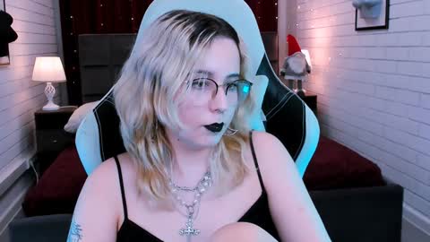 Snapshot of tollimoll chatting on January 2025 08:19:02 AM Tolli Moll online show from January 2025 08:19:02 AM