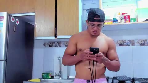 Snapshot of tom_kingfit chatting on December 2024 03:52:02 AM SPORTSFIT29 online show from December 2024 03:52:02 AM