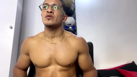 Snapshot of tom_kingfit chatting on February 2025 04:04:01 AM SPORTSFIT29 online show from February 2025 04:04:01 AM