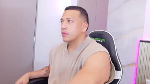 Tom muscle1 online show from October 2025 08:03:02 PM