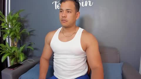 Snapshot of tom_sin_ chatting on December 2024 09:02:02 PM Tom Sin online show from December 2024 09:02:02 PM