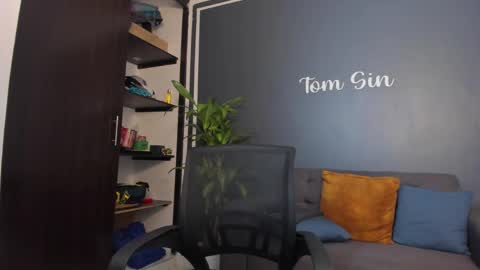 Snapshot of tom_sin_ chatting on January 2025 10:33:02 PM Tom Sin online show from January 2025 10:33:02 PM