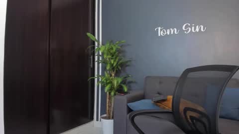 Snapshot of tom_sin_ chatting on January 2025 02:58:01 PM Tom Sin online show from January 2025 02:58:01 PM