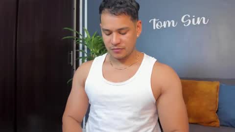 Snapshot of tom_sin_ chatting on February 2025 10:06:02 PM Tom Sin online show from February 2025 10:06:02 PM