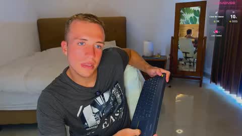 Snapshot of tommy_cumfinger chatting on October 2025 01:55:02 AM Tommy online show from October 2025 01:55:02 AM