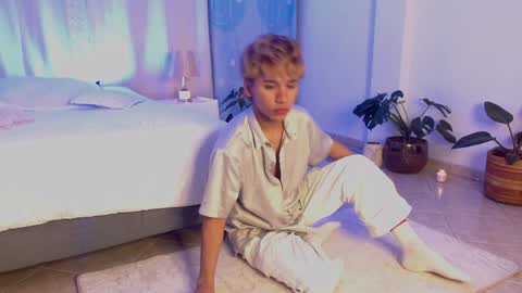 Snapshot of tommyfoxboy chatting on December 2024 01:14:01 PM Tommy Foxboy online show from December 2024 01:14:01 PM