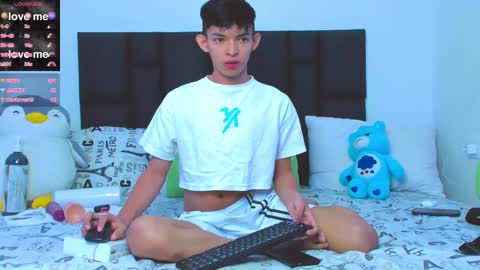 Snapshot of tonny_twink_ chatting on February 2025 04:35:01 PM Tonny online show from February 2025 04:35:01 PM