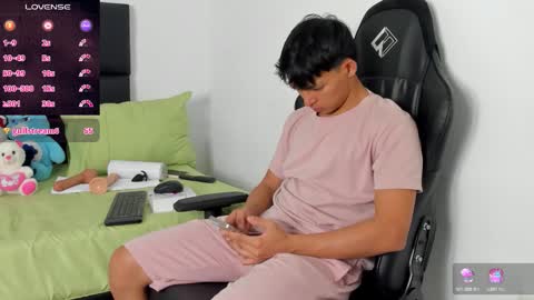 Snapshot of tonny_twink_ chatting on March 2026 01:44:02 AM Tonny online show from March 2026 01:44:02 AM