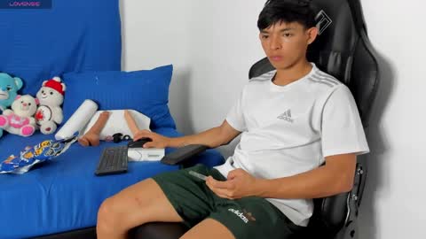 Snapshot of tonny_twink_ chatting on April 2026 12:34:01 AM Tonny online show from April 2026 12:34:01 AM