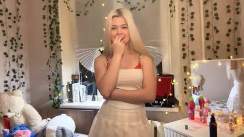 Lina online show from November 2025 12:52:01 PM