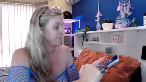 Snapshot of total_aussie_milfs chatting on February 2025 11:06:01 PM Milly online show from February 2025 11:06:01 PM
