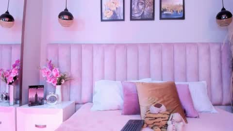 Tracy  online show from February 2026 08:36:02 PM