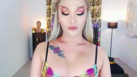 KYLIE BELLA  TS online show from September 2025 07:09:02 AM