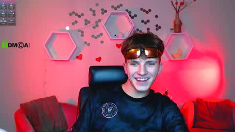 Snapshot of travis_wolf_ chatting on October 2025 07:03:02 PM Travis online show from October 2025 07:03:02 PM