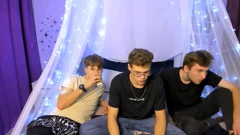 Snapshot of travis_wolf_ chatting on October 2025 07:03:01 PM Travis online show from October 2025 07:03:01 PM