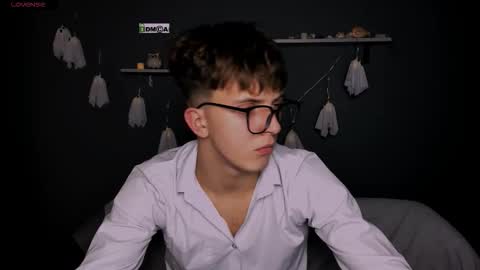 Snapshot of travis_wolf_ chatting on October 2025 08:32:01 PM Travis online show from October 2025 08:32:01 PM