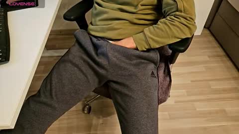 Snapshot of tree1989 chatting on September 2025 06:33:02 PM tree1989 online show from September 2025 06:33:02 PM