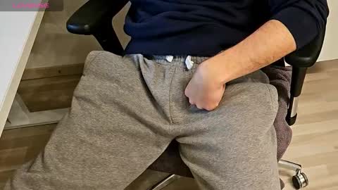 Snapshot of tree1989 chatting on October 2025 05:56:01 PM tree1989 online show from October 2025 05:56:01 PM