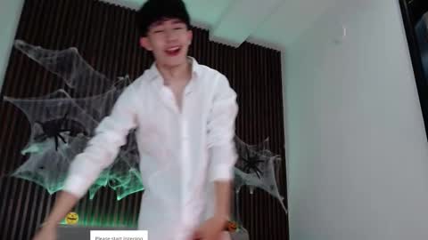 Troy online show from October 2025 07:25:02 PM