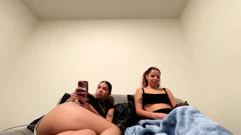 Snapshot of tus_reinas chatting on January 2025 07:04:01 AM Tus reinas online show from January 2025 07:04:01 AM