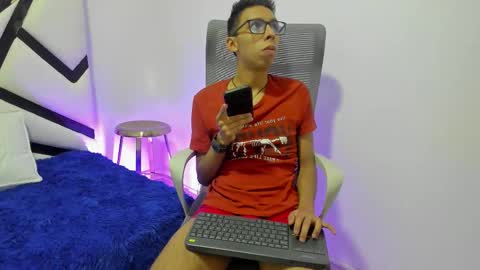 Snapshot of twinkd_asian chatting on October 2025 03:07:02 AM David online show from October 2025 03:07:02 AM