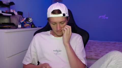 Snapshot of twinkyray chatting on September 2025 08:16:01 AM Ray online show from September 2025 08:16:01 AM