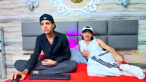 Snapshot of twinslovers_ chatting on September 2025 08:34:02 PM twinslovers_ online show from September 2025 08:34:02 PM