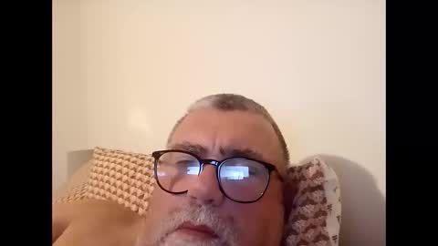 Snapshot of twohats2810 chatting on December 2025 06:59:02 PM twohats2810 online show from December 2025 06:59:02 PM