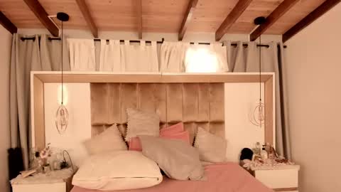 Twiggy online show from February 2025 09:09:01 PM