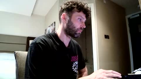 ukguyitsme online show from May 2026 12:35:02 PM