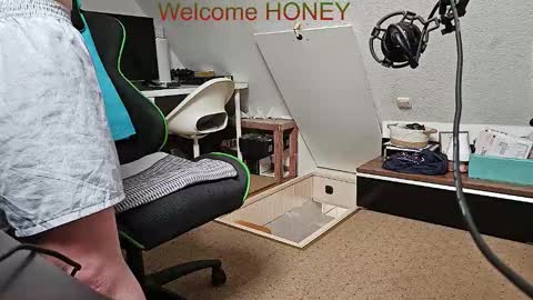 Snapshot of ultraunique chatting on February 2026 02:04:02 PM Mr. Mrs. Smith online show from February 2026 02:04:02 PM