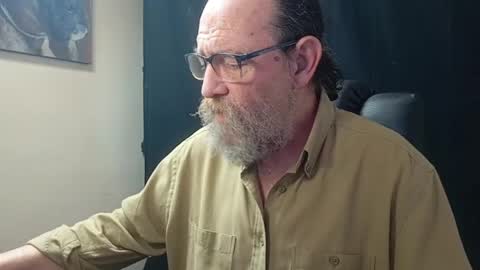 Snapshot of uncle_hottiecb chatting on April 2026 05:29:01 PM Uncle Hottie online show from April 2026 05:29:01 PM