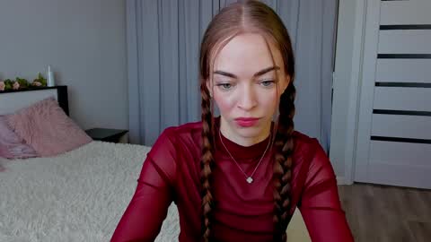 Snapshot of under_the_skin chatting on April 2026 10:49:02 AM Under The Skin online show from April 2026 10:49:02 AM