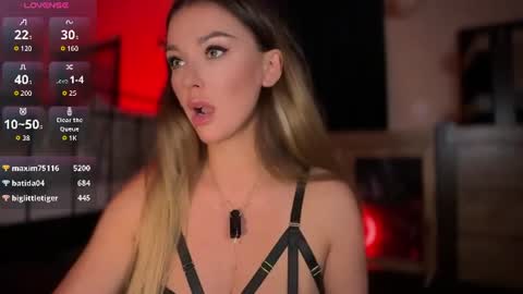 Snapshot of untamed_reina chatting on July 2026 09:44:02 PM Untamed Reina Elegant Goddess online show from July 2026 09:44:02 PM