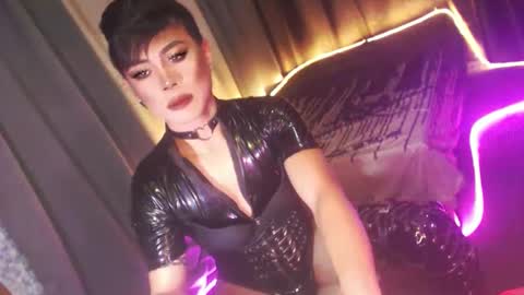 Snapshot of ur_dominatrix chatting on December 2025 12:49:02 AM MISS ANNA online show from December 2025 12:49:02 AM