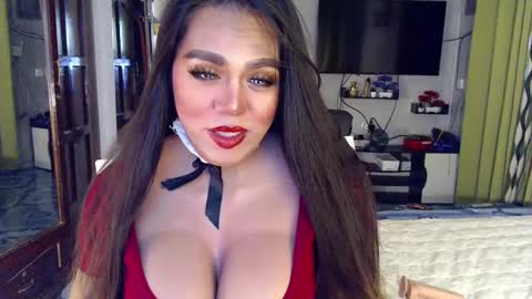 Snapshot of ur_majestyqueen_angelaxxx chatting on December 2024 10:12:01 PM QUEEN ANGELA online show from December 2024 10:12:01 PM