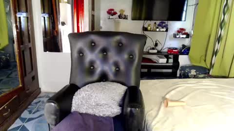 Snapshot of ur_majestyqueen_angelaxxx chatting on December 2024 01:53:01 AM QUEEN ANGELA online show from December 2024 01:53:01 AM