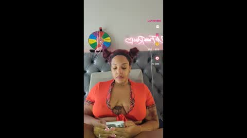 Snapshot of urfaveriri chatting on October 2025 12:05:02 PM urfaveriri online show from October 2025 12:05:02 PM