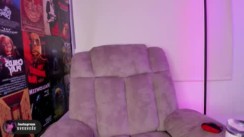 Snapshot of uveuvedee chatting on October 2025 04:57:01 AM Val help me get 100 thumbs up 3 online show from October 2025 04:57:01 AM